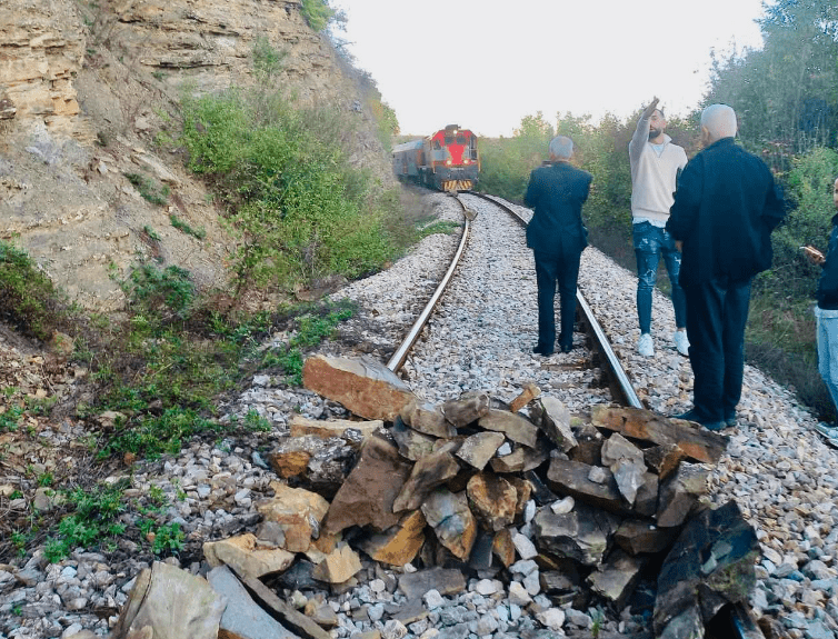 Hidhen gurë qëllimshëm në hekurudhën Prishtinë – Pejë, shmanget fatkeqësia