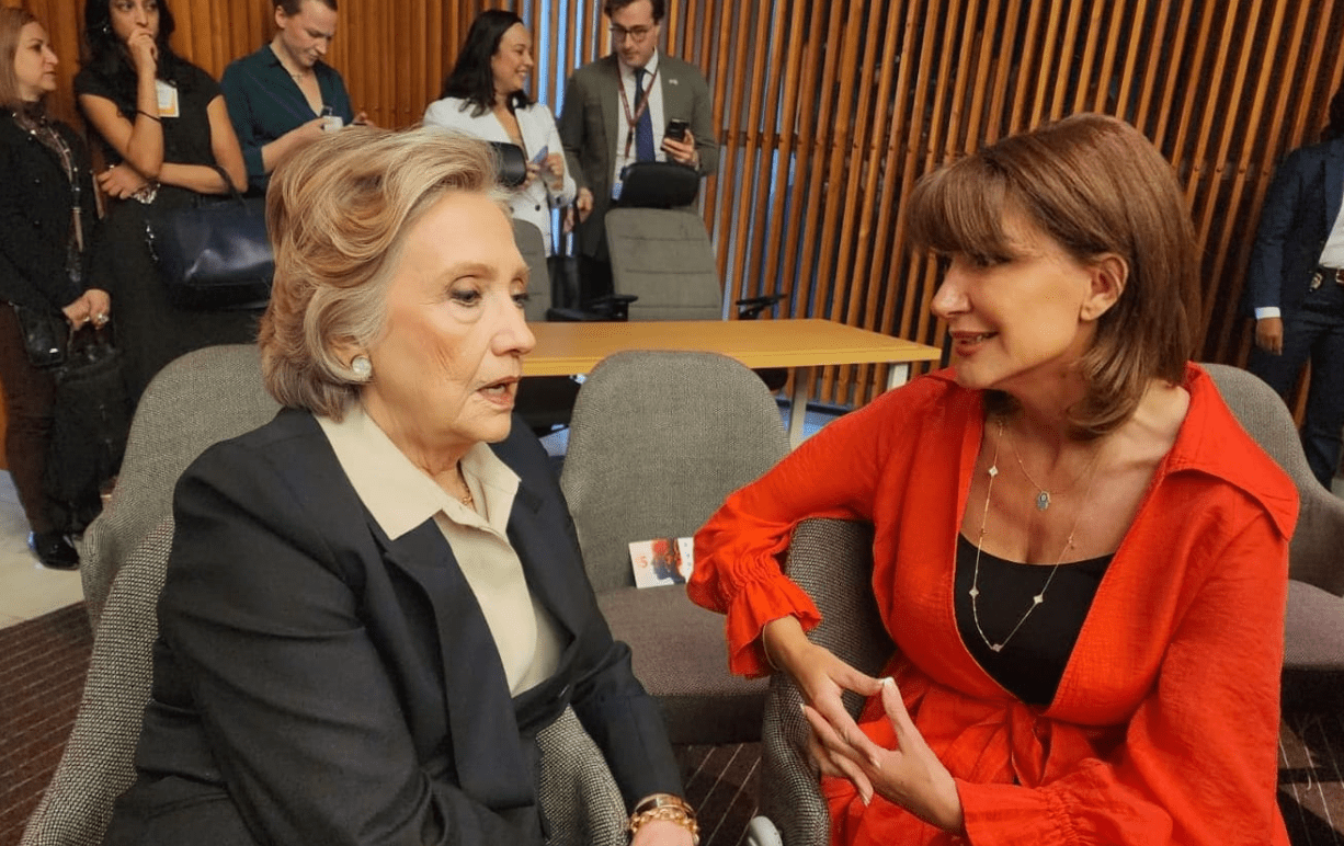 Atifete Jahjaga takohet me Hillary Clinton, e falënderon për kontributin në Kosovë