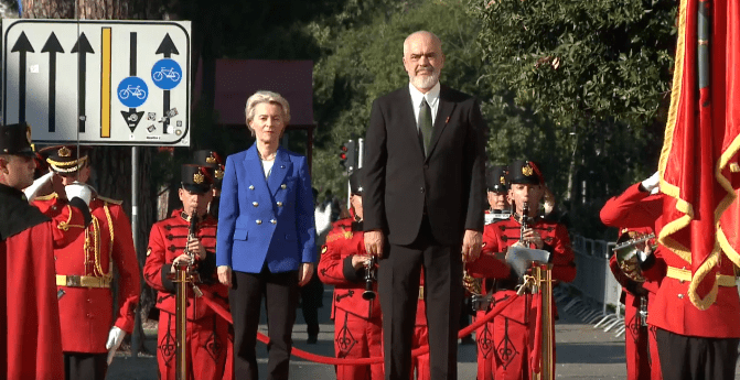 Presidentja e Komisionit Evropian, Von der Leyen, mbërrin në Tiranë