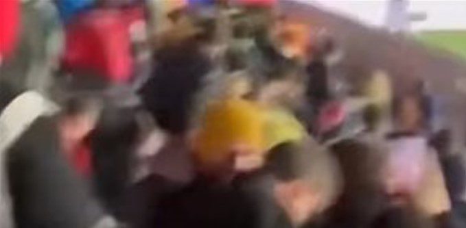 Rrahje mes tifozëve shqiptarë dhe atyre çek (VIDEO)