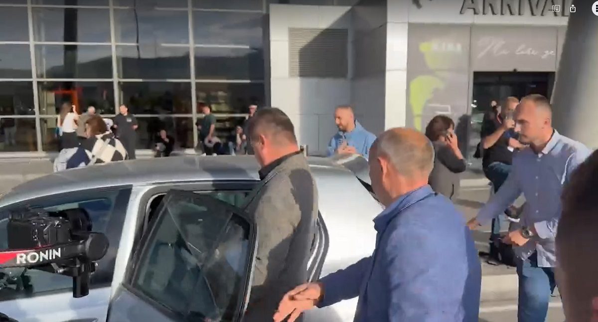 Naser Hafizi arrin në Kosovë, arrestohet në aeroportin e Prishtinës