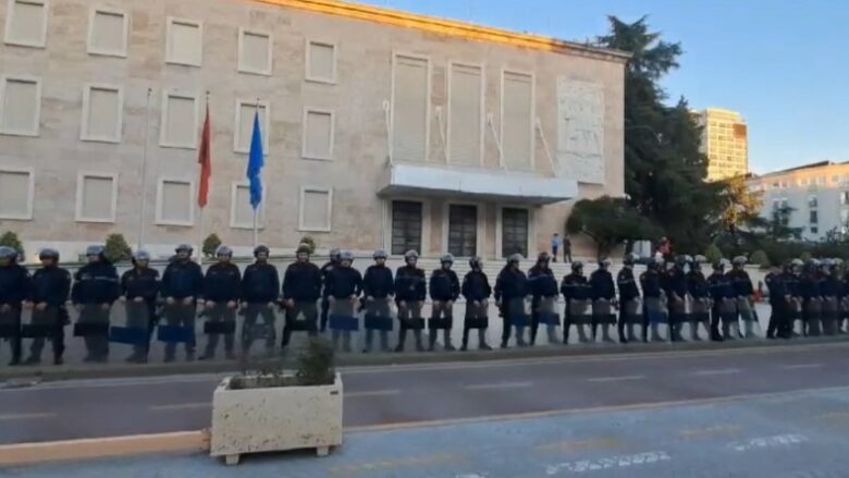 Tiranë: Dy të arrestuar dhe pesë të proceduar për dhunë në protestën e opozitës