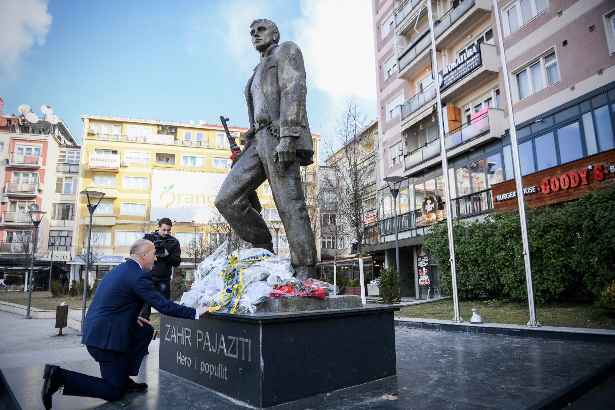 Haradinaj nderon heroin Zahir Pajaziti në 27 vjetorin e rënies së tij