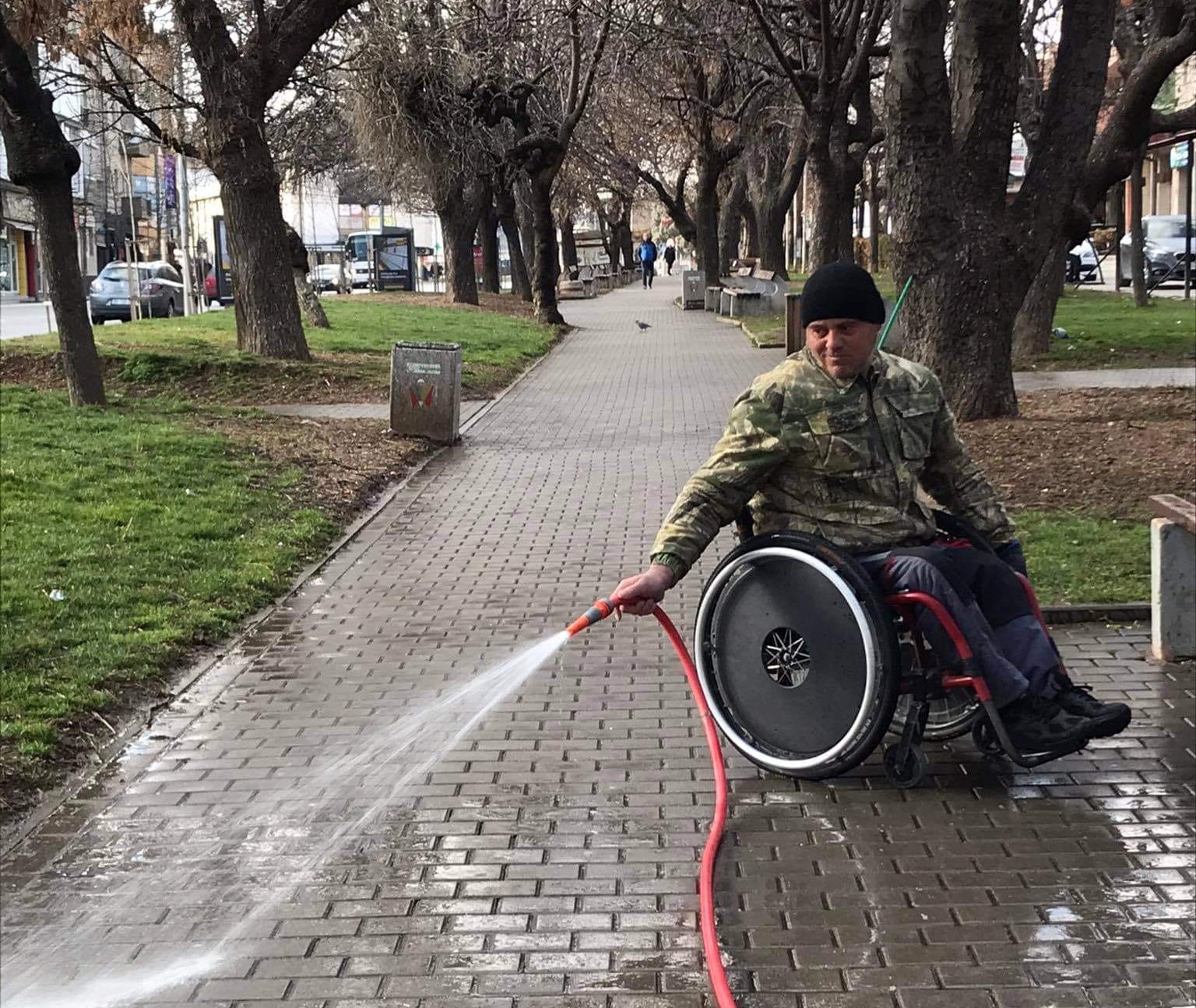 Denoncohet punëtori i parkut të qytetit të Gjilanit pasi përdori petarde për të trembur qentë endacak, thotë se po detyrohet ta lë punën pas 17 viteve