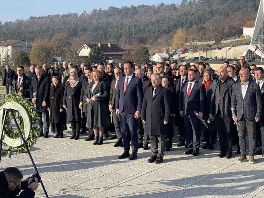 Krerët institucional bëjnë homazhe në Prekaz