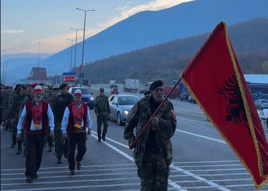 Veteranët e UÇK-së kalojnë me ceremoni ushtarake në Morinë