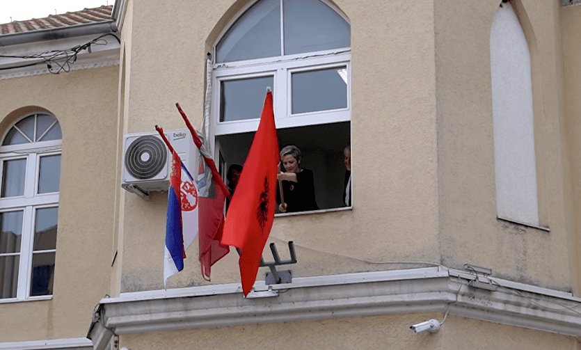 Sinani e vendos Flamurin Kombëtar në zemër të Preshevës