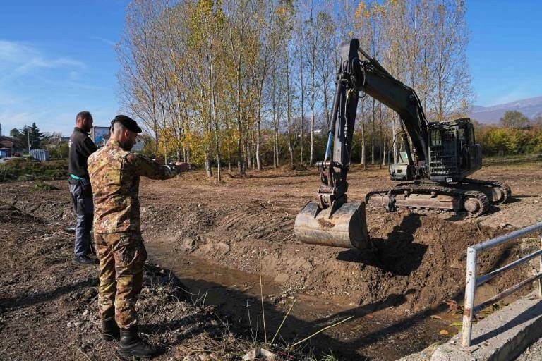 Ushtarët e KFOR-it ndezin buldozerët, pastruan një kanal pranë një shkolle në Rakosh të Istogut