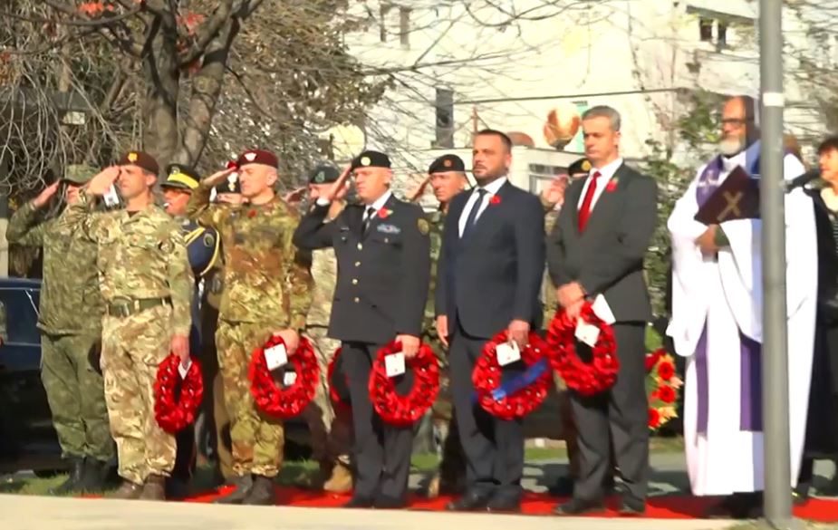 Maqedonci dhe Jashari nderojnë 14 ushtarët që humbën jetën gjatë shërbimit të tyre në Kosovë