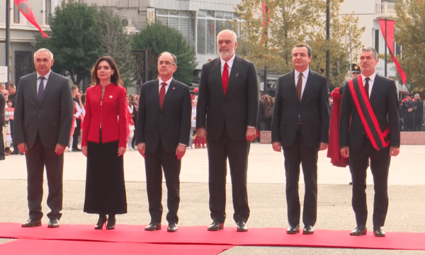 Nis ceremonia e festimit të Ditës së Flamurit në Vlorë, i pranishëm edhe Kurti