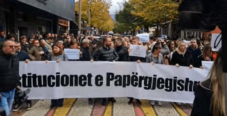 “Institucionet e papërgjegjshme vrasin” – Qindra qytetarë në protestë për vrasjen e 14 vjeçarit