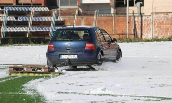 Bora largohet me veturë Golf 4 nga stadiumi në Fushë Kosovë