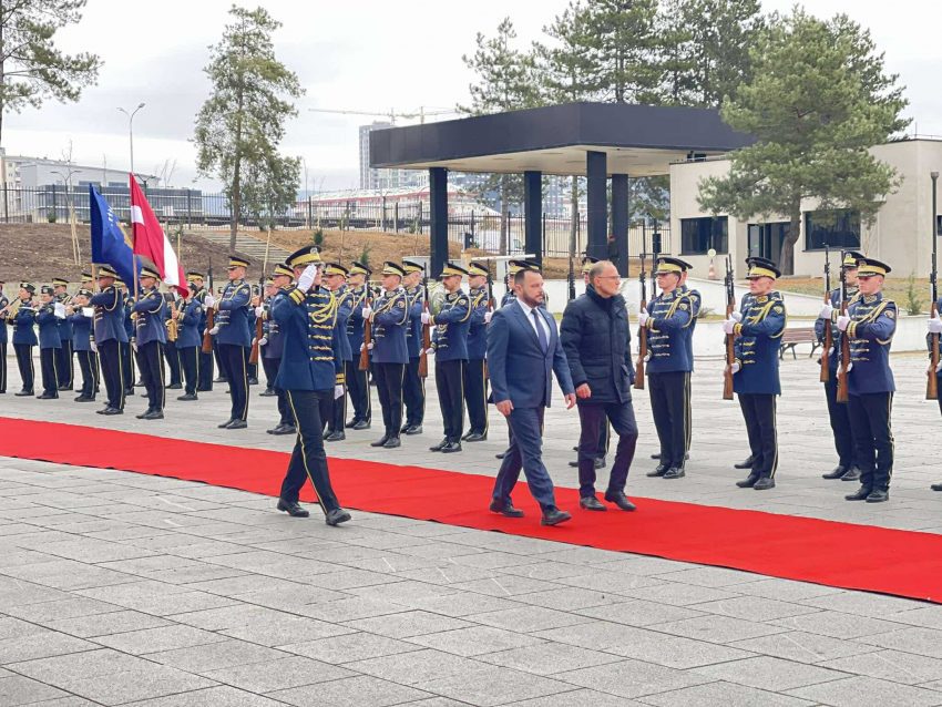 Maqedonci pret me ceremoni shtetëore ministrin e Mbrojtjes së Letonisë