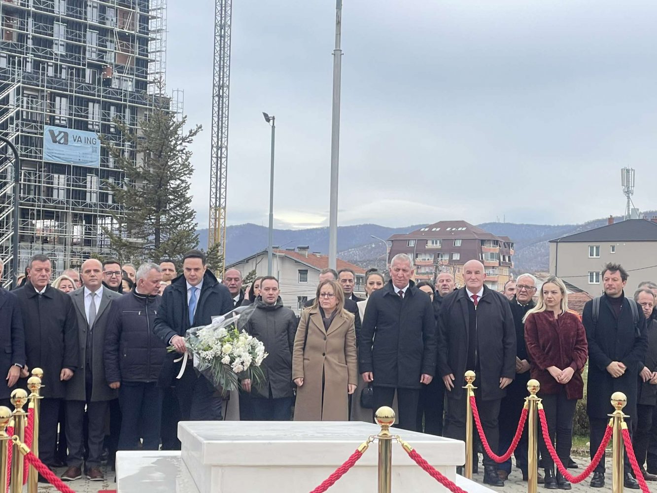 Abdixhiku me bashkëpartiakët nderojnë Rugovën në 35-vjetorin e themelimit të LDK-së