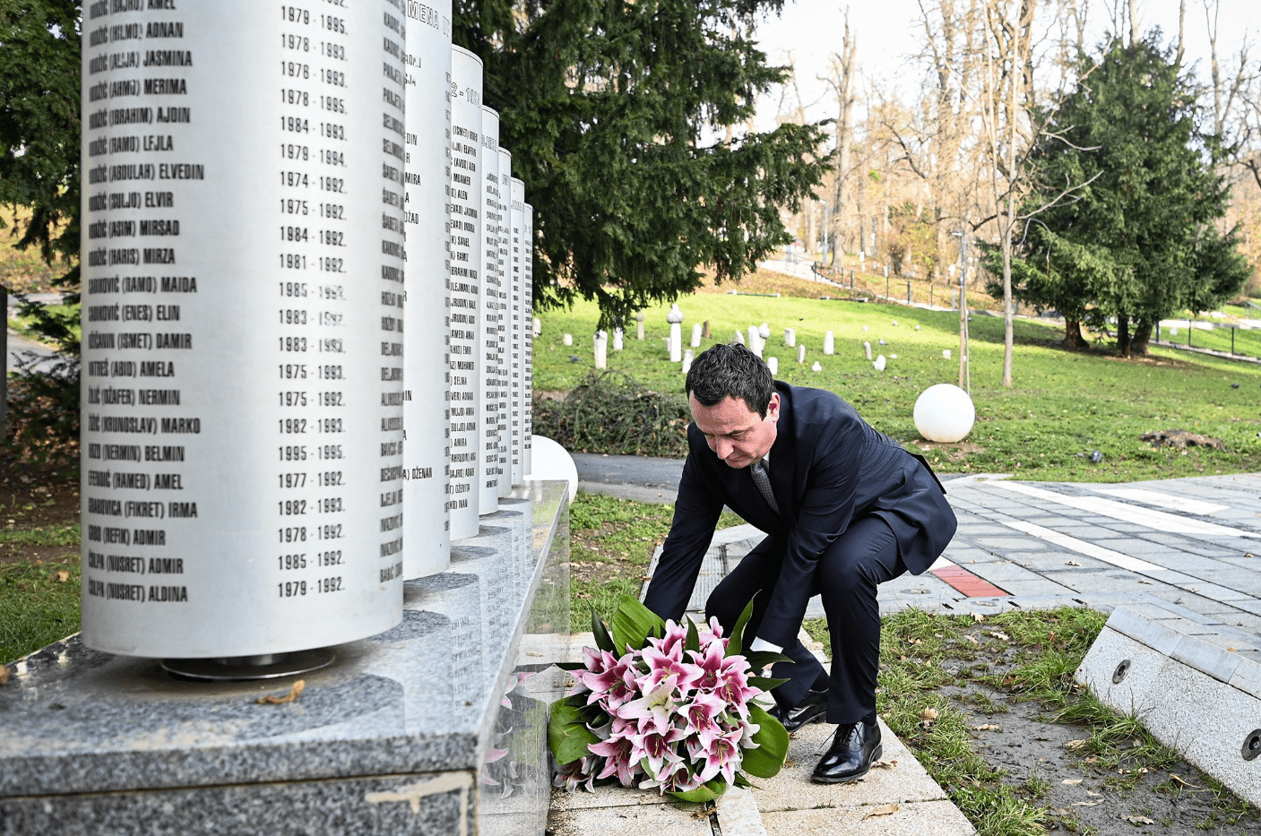 Kurti bën homazhe tek Memoriali i Fëmijëve të Vrarë të Sarajevës së rrethuar