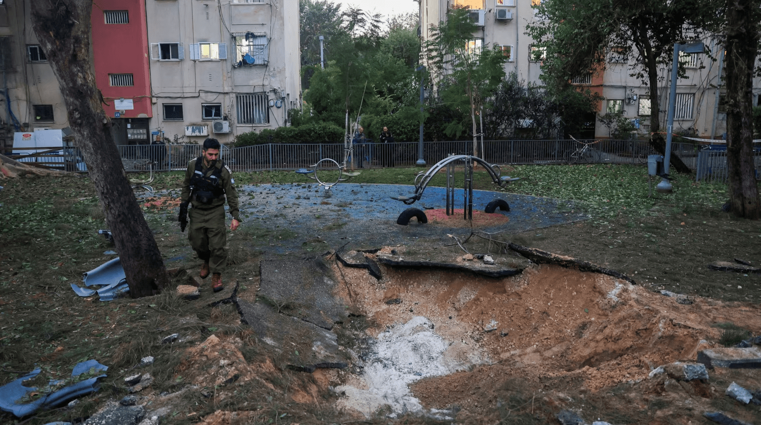 Së paku 16 të lënduar pasi një raketë e hedhur prej Jemenit godet Tel Avivin