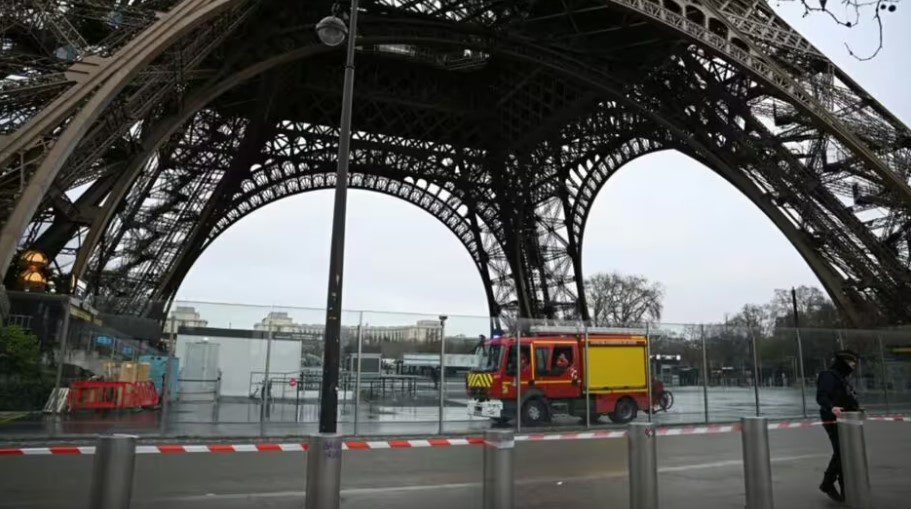 Raportohet se ashenshori i Kullës Eiffel është përfshirë nga zjarri