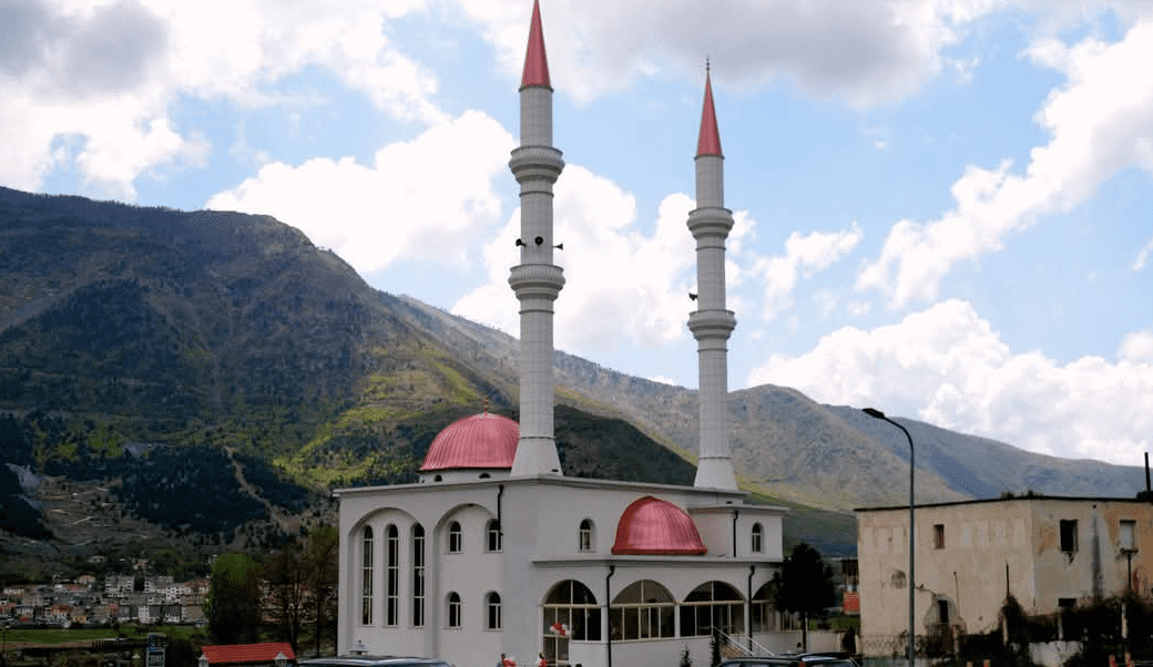 Atentat ndaj një personi që po dilte nga xhamia në Bulqizë