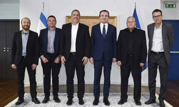 Kurti mirëpret delegacionin izraelit të specializuar në energji të ripërtëritshme