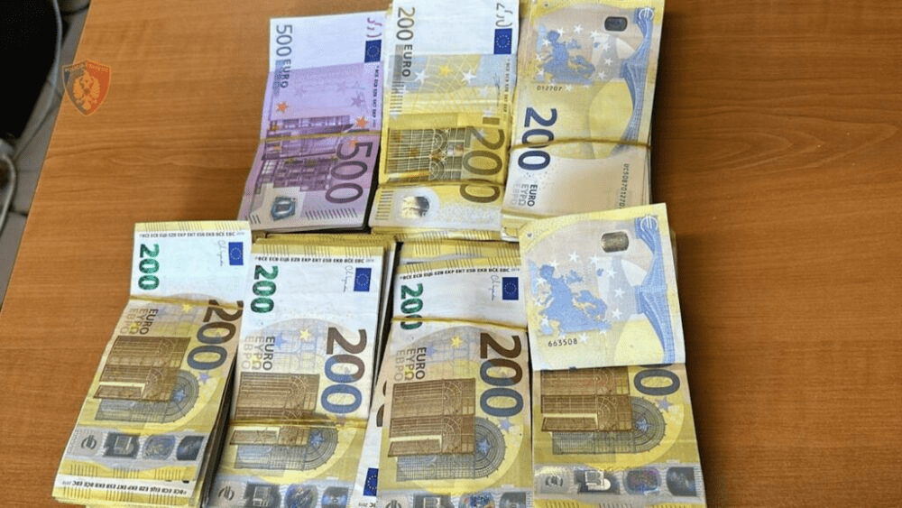 Mbi 1 milionë tableta dhe 300 mijë euro, kapet në Rinas grupi nga Kosova