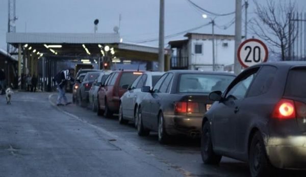 Deri në 50 minuta pritje në Dheun e Bardhë, Merdarë 20 minuta