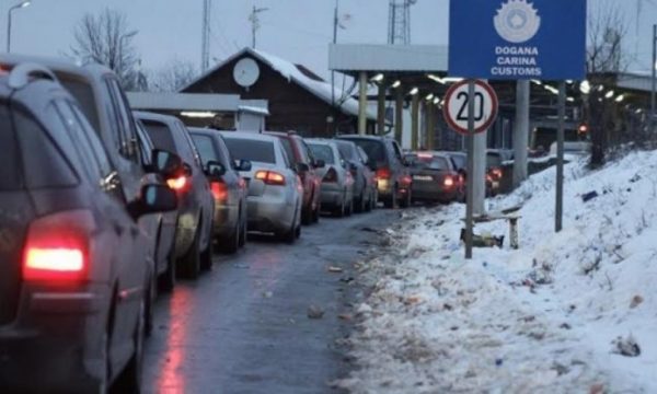 Deri në dy orë pritje në pikën kufitare Dheu i Bardhë, kolona 1500 metra