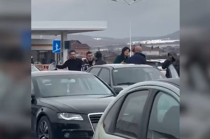 Eskalon situata në autostradë, përleshen me boksa dy persona në Komoran