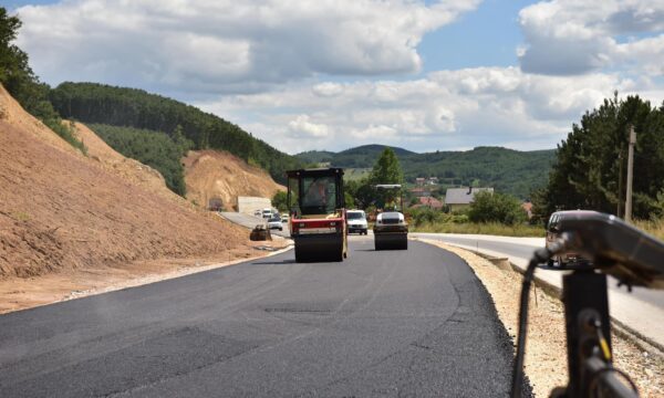 Ministria e Infrastrukturës i jep mbi 288 mijë euro shtesë për rrugën Prishtinë – Podujevë