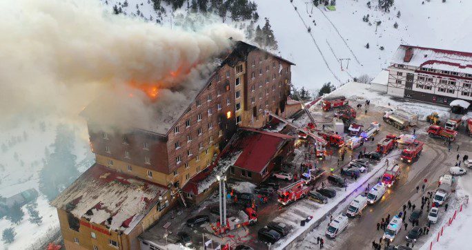 Turqi: Shkon në 76 numri i viktimave nga zjarri në hotel