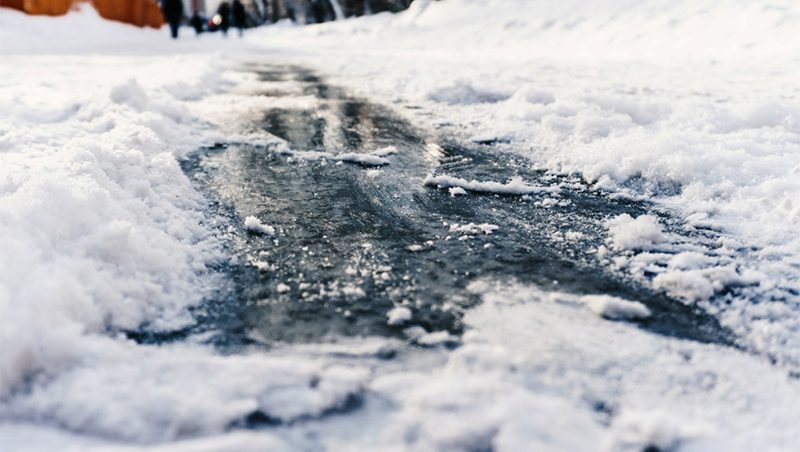 IHMK apelon për kujdes drejtuesit e automjeteve dhe këmbësorët, shkak ngricat