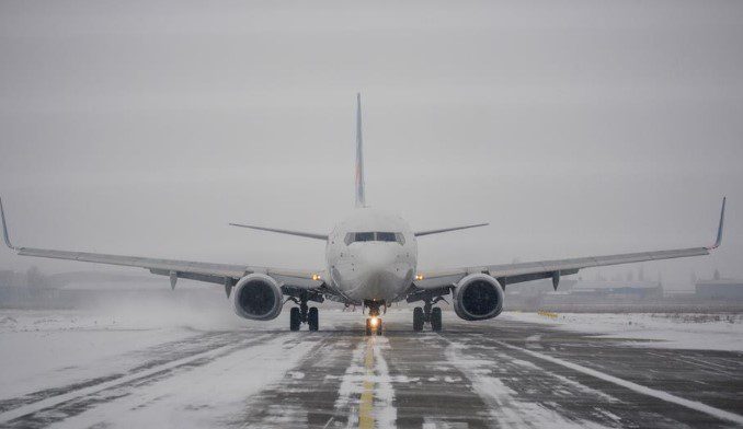 Moti i ligë në ShBA, anulohen mbi 1 mijë fluturime