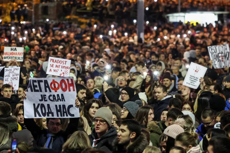 “Duart i keni me gjak”, protestat në Serbi nuk ndalen as pas dorëheqjes së Vuçeviqit