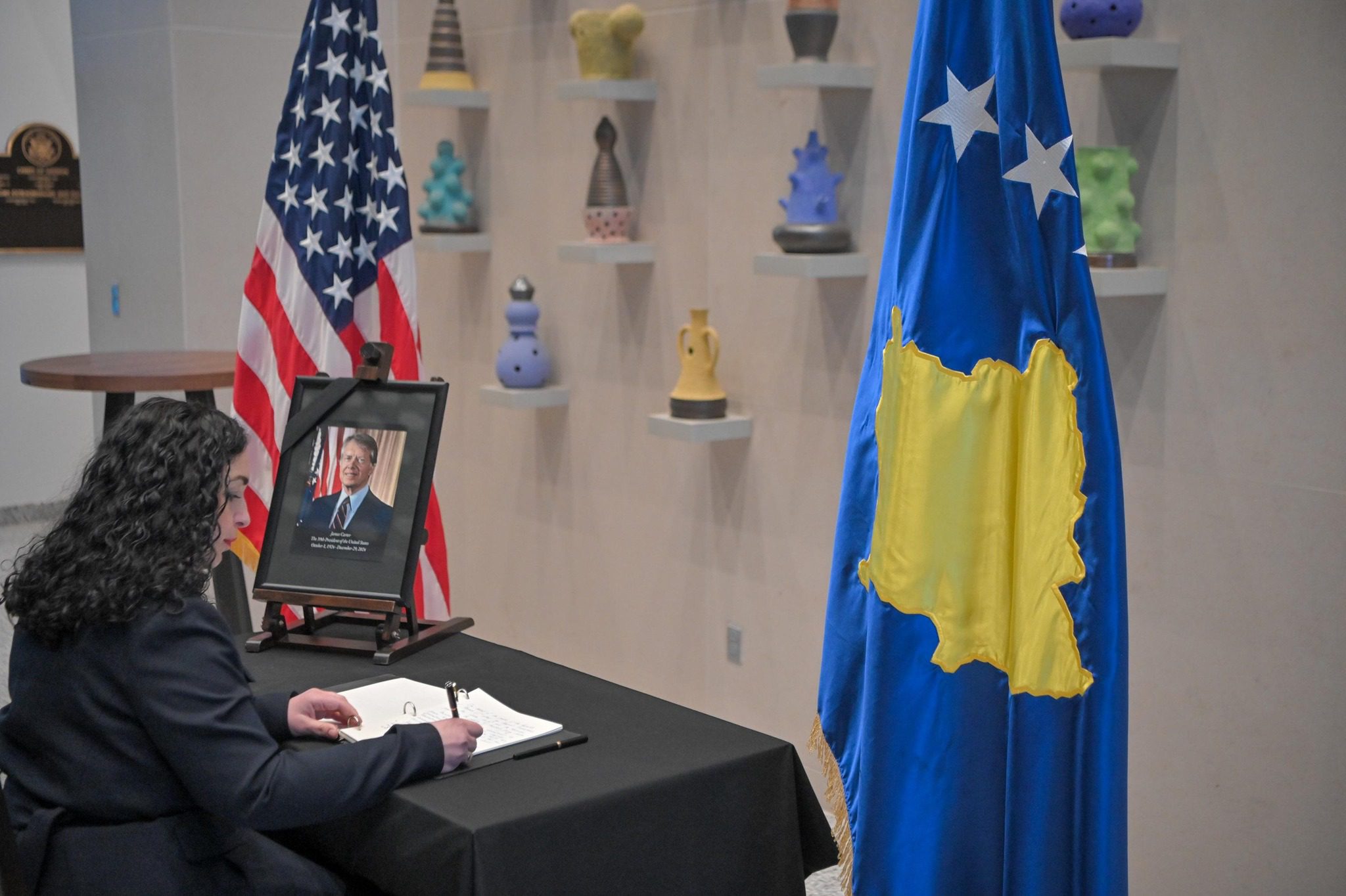 Osmani nënshkruhet në Librin e Zisë për ish-presidentin Carter