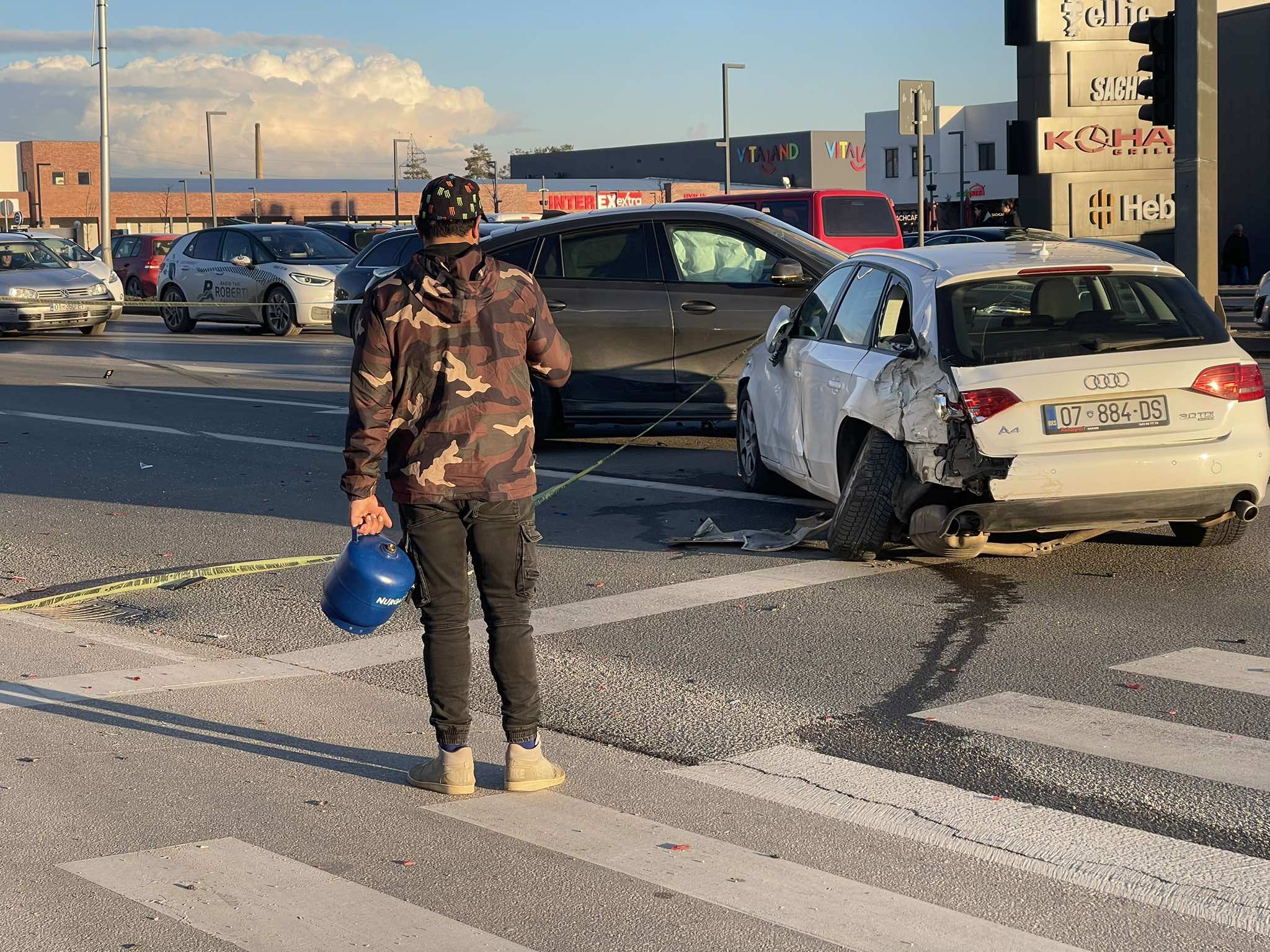 7 të lënduar nga aksidenti mes katër veturave dhe një autobusi në rrugën Prishtinë-Fushë Kosovë