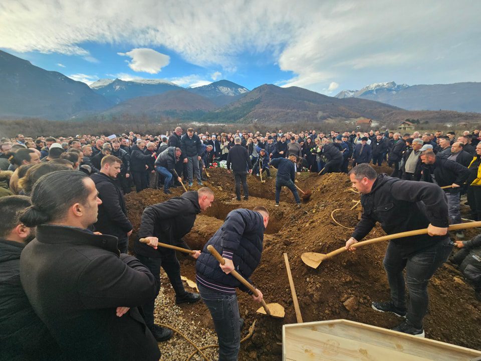 I jepet lamtumira e fundit tre anëtarëve të familjes Gashi që vdiqën nga aksidenti në Çubrel