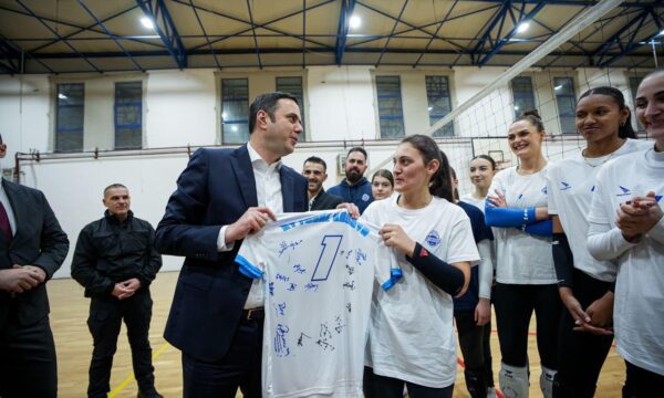 Abdixhiku viziton vajzat e Klubit të Volejbollit