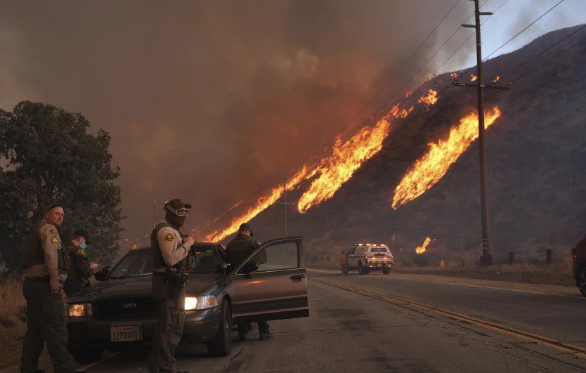 Sërish zjarr në Los Angeles, evakuohen mijëra njerëz