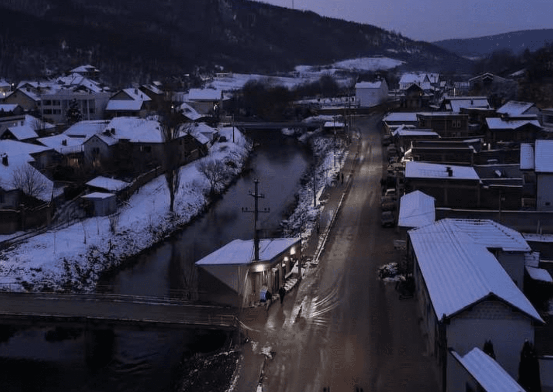 Fshati Uglar në Gjilan bëhet me ndriçim, trotuar e drunjë dekorativ