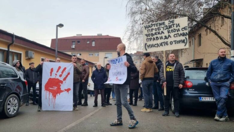 Serbët në veri të Mitrovicës thërrasin “Vuçiqi në burg”