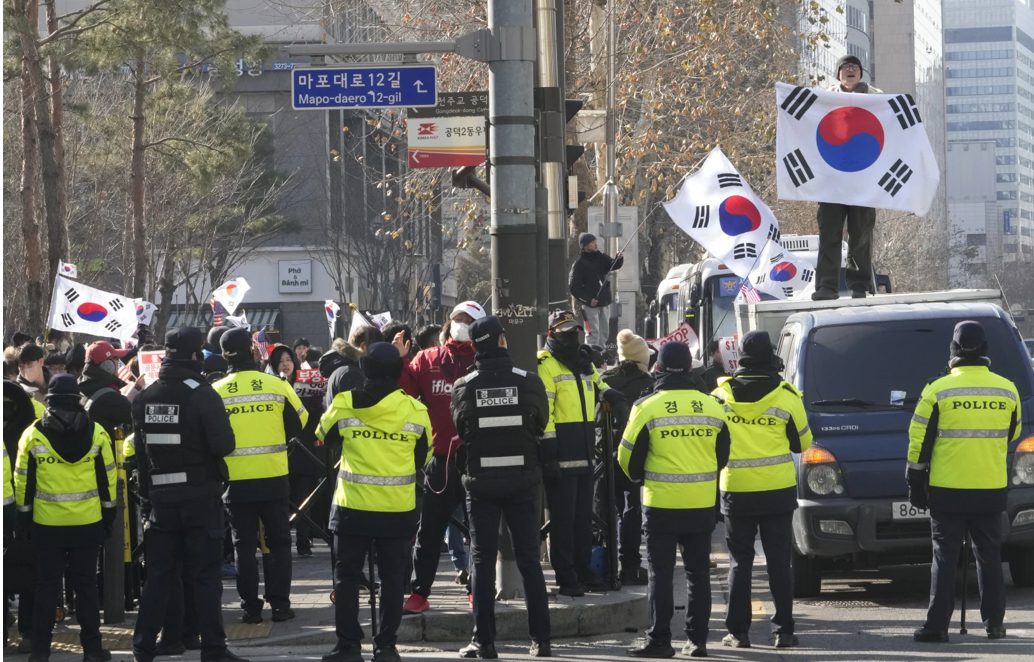 Yoon i Koresë së Jugut mbërrin në gjykatë, pritet të argumentojë kundër arrestimit të tij