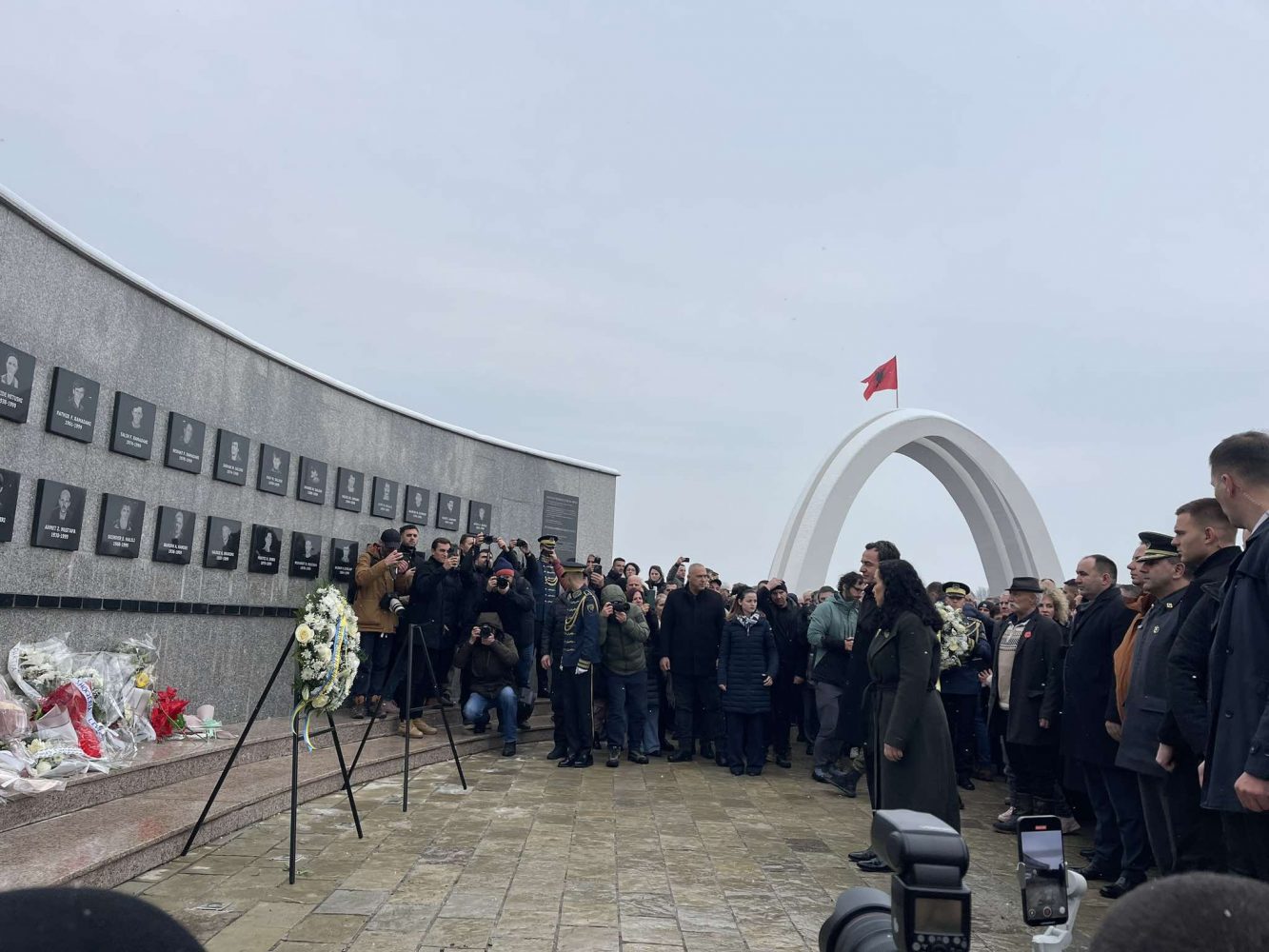 Osmani e Kurti bëjnë homazhe në Kompleksin Memorial në Reçak