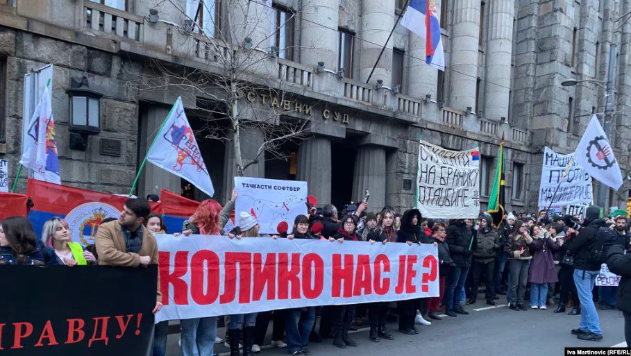 Studentët në Serbi me pankarta për Kosovën gjatë protestave të tyre