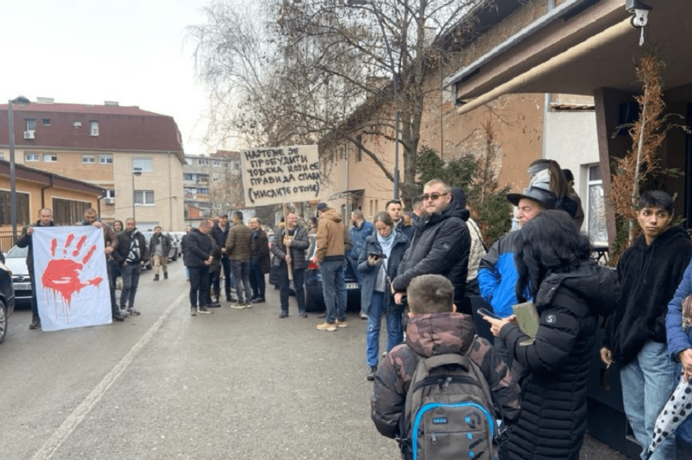 Edhe në veri të Mitrovicës, serbët protestojnë kundër Vuçiqit