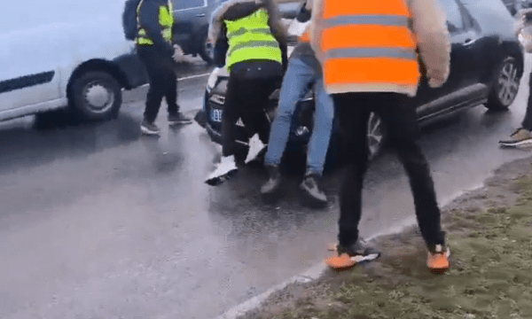 Pamje të rënda: Vetura përplas dy persona që po protestonin në Beograd