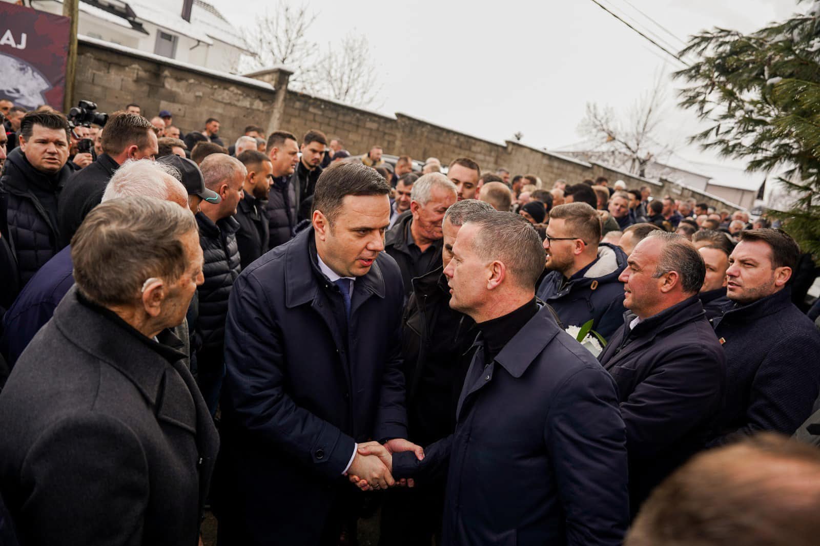 Abdixhiku bën homazhe në Strellc të Deçanit në 22-vjetorin e rënies së Tahir Zemajt