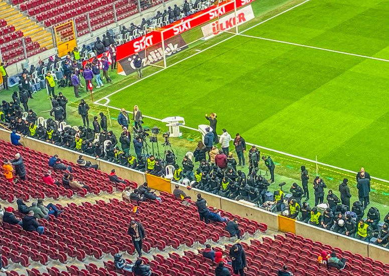 Derbi Galatasaray-Fenerbahçe në masa të rrepta sigurie, mbi 30 mijë policë në detyrë për derbin turk