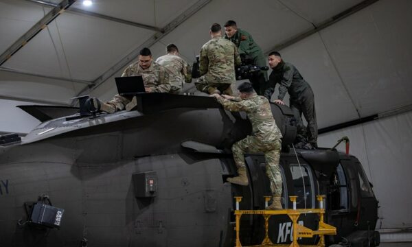 Ushtarët amerikanë dhe shqiptarë të KFOR-it punojnë bashkë në mirëmbajtjen e helikopterëve Blackhawk