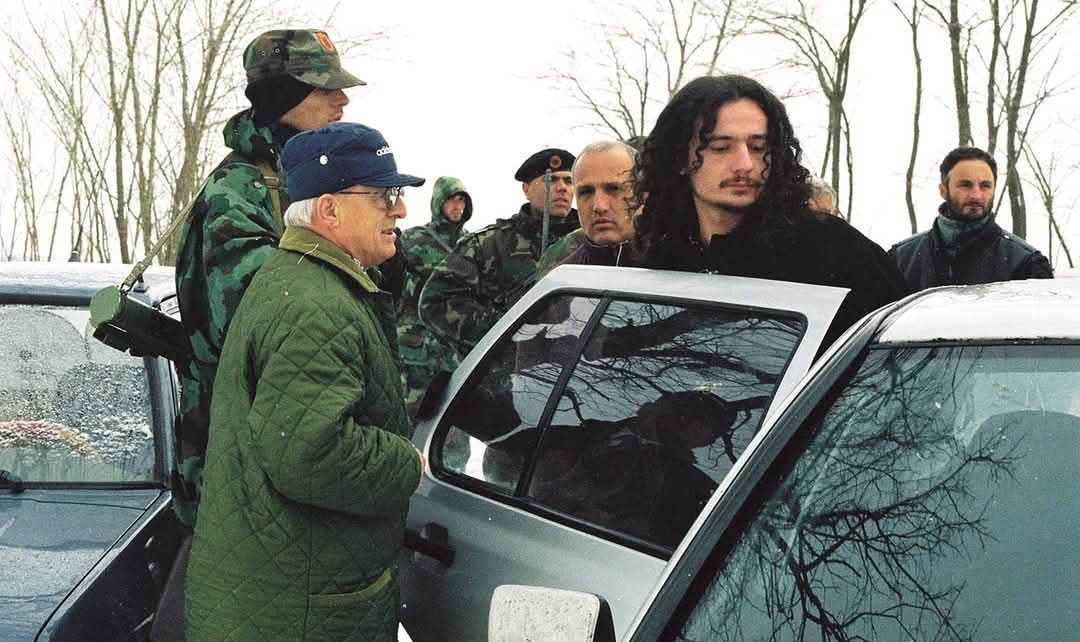 Publikohet një fotografi e rrallë e Kurtit bashkë me Demaçin dhe disa ushtarë të UÇK-së