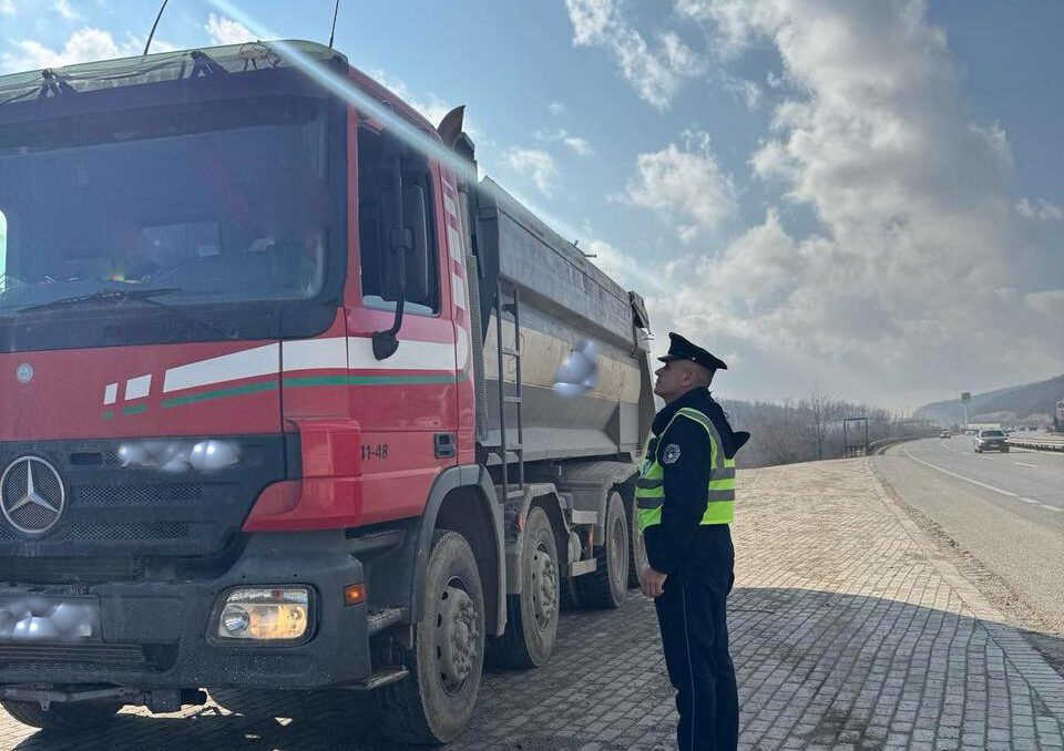 Policia shqipton 362 gjoba ndaj shoferëve të kamionëve dhe autobusëve