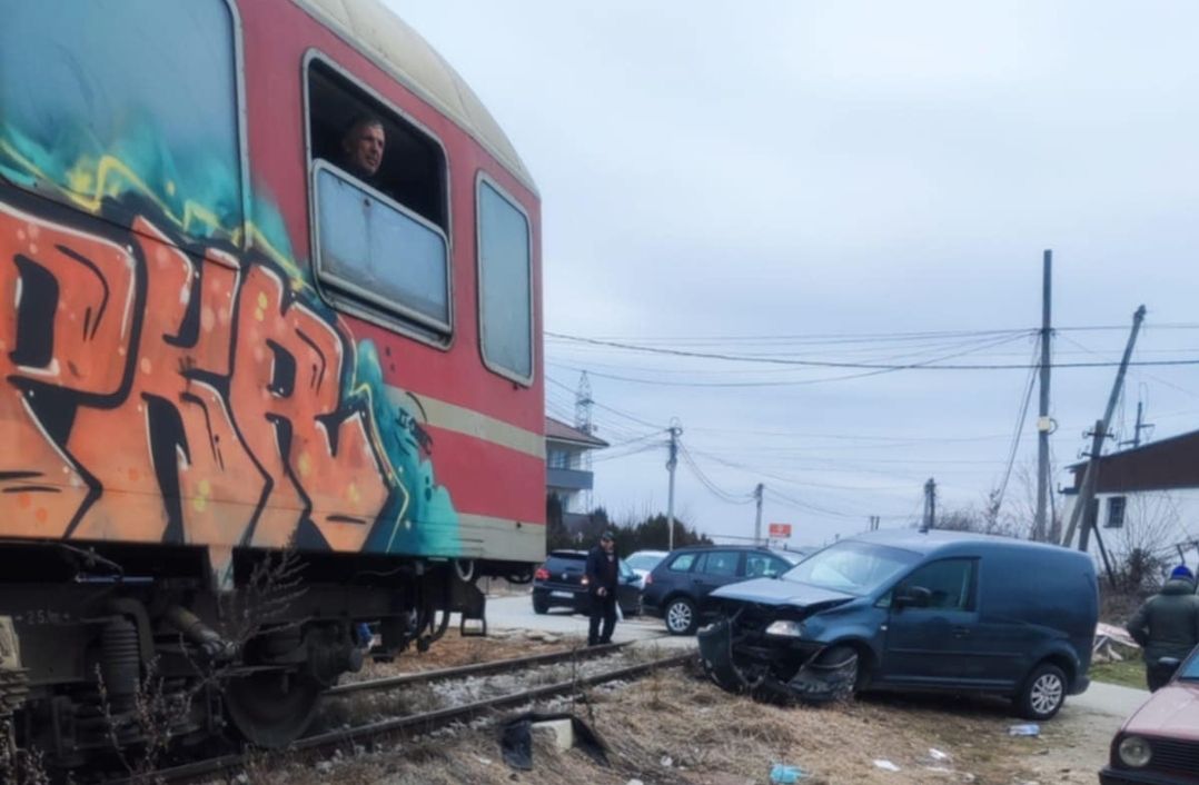 Aksident trafiku në Fushë Kosovë, treni godet veturën